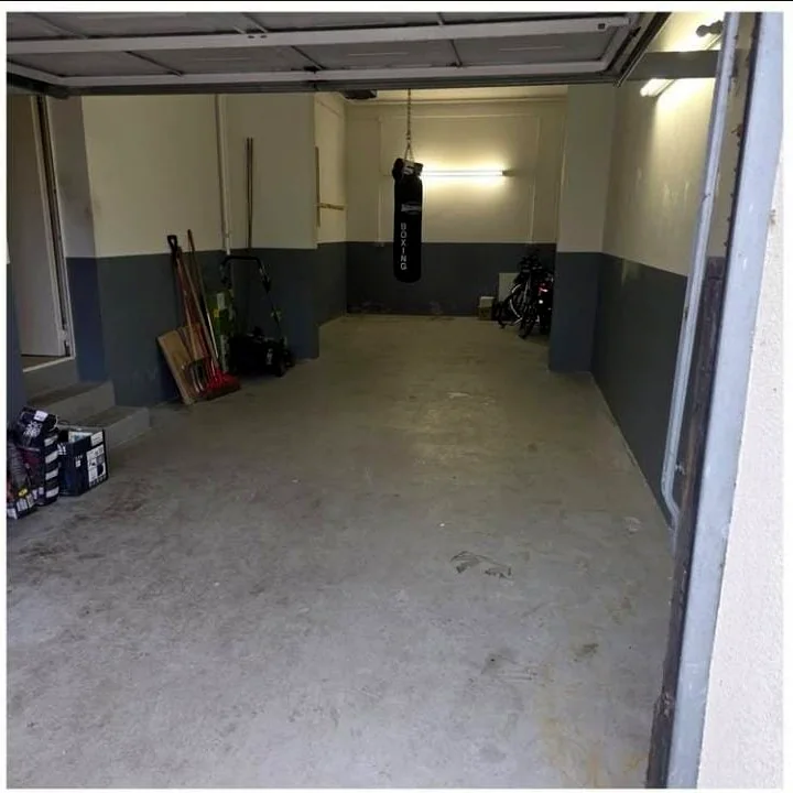 Garagenentrümpelung nachher: vollständig geräumte und gefegte Garage
