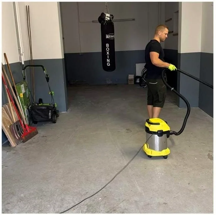 Mathias Hausen reinigt die Garage nach der Entrümpelung besenrein
