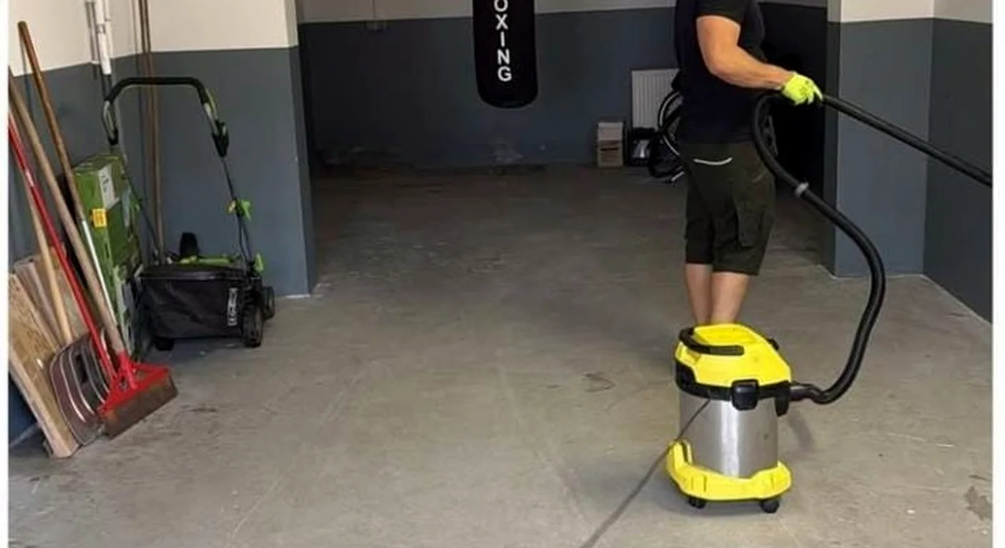 Mathias Hausen reinigt die geräumte Garage besenrein