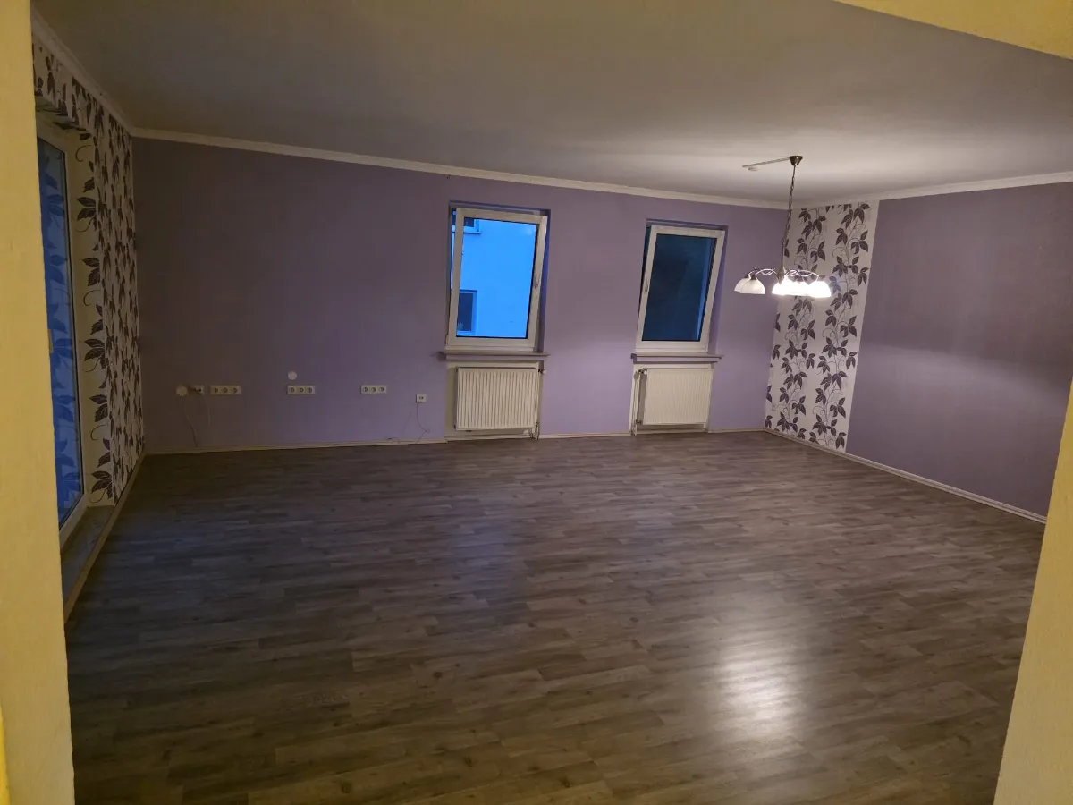 Geräumtes Wohnzimmer mit Laminatboden nach der Wohnungsauflösung